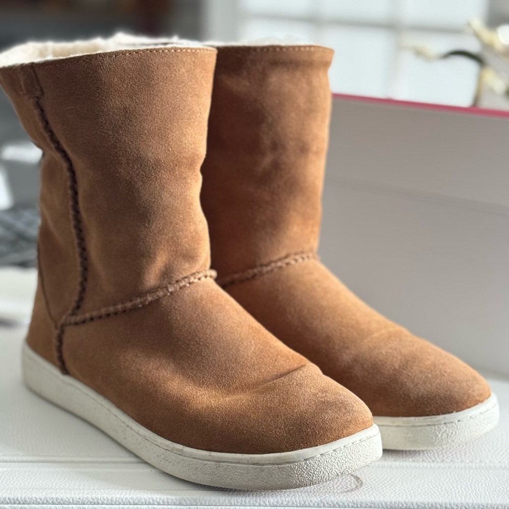 Used Woman’s Ugg boots size 9.5 tan/brown